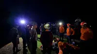 Proses evakuasi mahasiswa yang terjebak di Goa Kalibbong Alloa (Liputan6.com/ Fauzan).