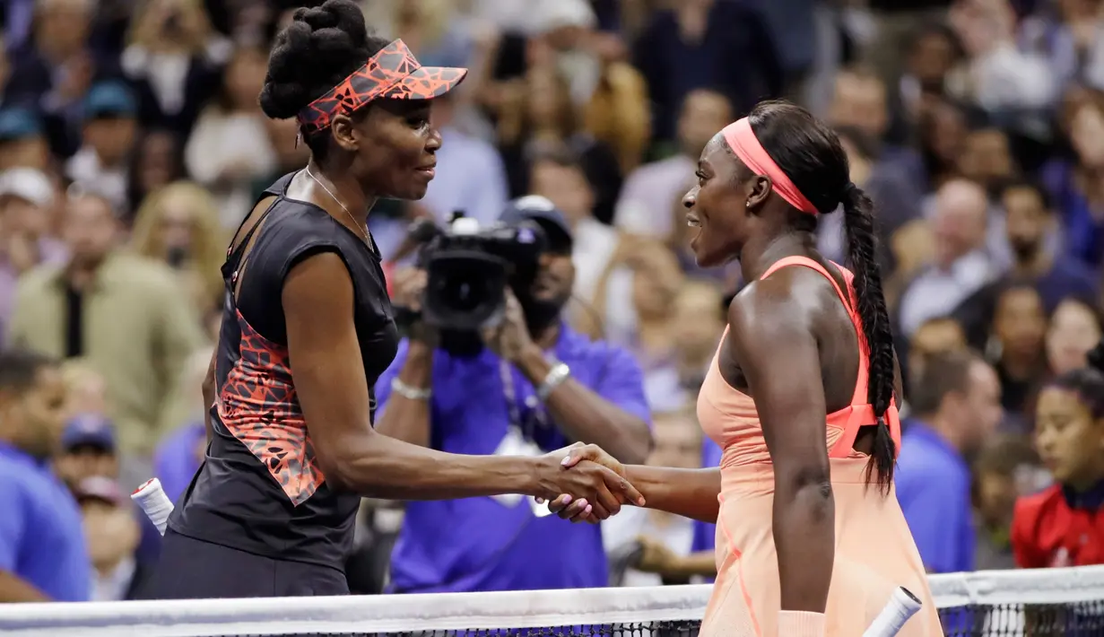 Petenis unggulan, Venus Williams dan petenis muda AS, Sloane Stephens berjabat tangan usai semifinal AS Terbuka 2017 melawan di New York, Kamis (7/9). Venus gagal melaju ke final setelah kalah  melalui tiga set 1-6, 6-0, 5-7.  (AP Photo/Julio Cortez)