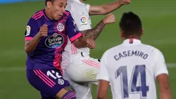 Gelandang Real Madrid, Isco berebut bola dengan pemain Valladolid, Fabian Orellana pada lanjutan La Liga Spanyol di stadion Alfredo, Rau (30/9/2020). Real Madrid menekuk Real Valladolid denga skor 1-0. (AP Photo/Manu Fernandez)