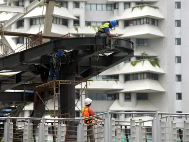 Pekerja menyelesaikan proyek Tugu Tenaga Kesehatan di Jembatan Penyeberangan Orang (JPO) Sudirman, Jakarta, Jumat (12/11/2021). Pemprov DKI Jakarta membuat Tugu Tenaga Kesehatan untuk menghormati tenaga kesehatan yang gugur selama pandemi COVID-19. (merdeka.com/Imam Buhori)