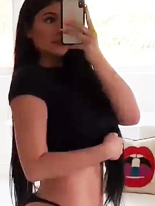 Bahkan ia sudah mengunggah video di snapchat yang menunjukkan bentuk tubuh usai melahirkan. (snapchat/kyliejenner)