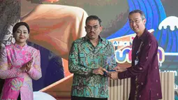 (dari kiri) Ketua Dewan Komisioner Otoritas Jasa Keuangan (OJK Friderica Widyasari Dewi, Menteri UMKM Maman Abdurrahman dan  Presiden Direktur BCA Gregory Hendra Lembong saat membuka kegiatan BCA UMKM Fest 2026 di Indonesia Arena, Senayan, Jakarta, Jumat, 21 Agustus 2026. (KLY/ Arie Basuki)