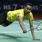 Aksi Tommy Sugiarto pebulutangkis Indonesia  saat melawan Chen Long pada babak pertama Indonesia Open 2019 di Istora Senayan, Jakarta, Rabu (17/7/2019). (Bola.com/Peksi Cahyo)