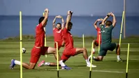 Para pemain Timnas Indonesia melakukan pemanasan saat mengikuti sesi latihan di Bali United Training Center, Gianyar, Bali, Kamis (23/7/2026). Skuad Garuda memasuki fase akhir pemusatan latihan dengan intensitas yang terus ditingkatkan jelang menghadapi Kamboja pada laga perdana Grup A Piala AFF 2026 di Stadion Pakansari, Bogor, 27 Juli 2026. (Bola.com/Alit Binawan)
