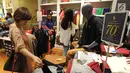 Pengunjung memilih pakaian yang didiskon di Polo Ralph Lauren Indonesia di Gandaria City Mall, Jakarta (3/6). Dua pekan jelang Idul Fitri, sejumlah toko pakaian memberi diskon besar-besaran kepada pembeli. (Merdeka.com/Arie Basuki)