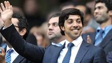 Owner Manchester City Sheikh Mansour bin Zayed Al Nahyan menyaksikan tim miliknya menundukkan Liverpool 3-0 di City of Manchester Stadium, 23 Agustus 2010. AFP PHOTO/ANDREW YATES