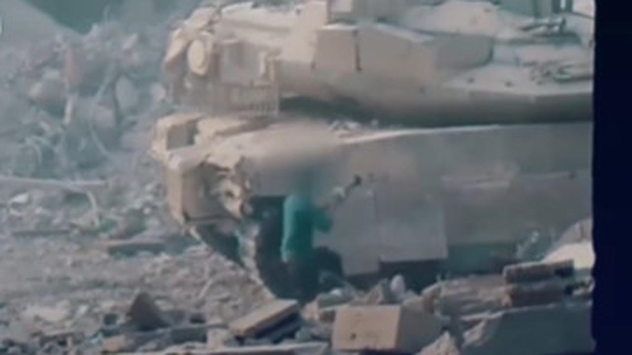 Rekaman Video Brigade Al-Qassam Permalukan Israel, dengan Santai Letakkan Bom di Tank Zionis Tanpa Terdeteksi lalu Meledak