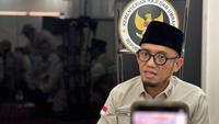 Wamenhaj Dahnil Anzar Simanjuntak memberikan keterangan pers terkait update DAM di kantor daker Makkah pada 22 Mei 2026. (dok. Media Center Haji 2026)