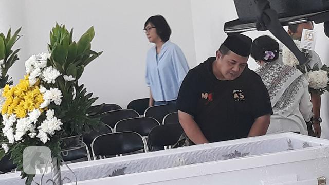 Harry De Fretes Menangis Di Hadapan Jenazah Robby Tumewu Showbiz Liputan6 Com