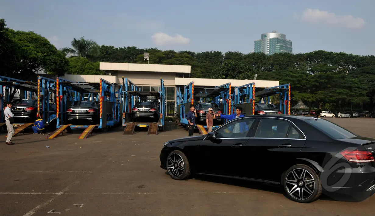 Penampakan mobil jenis Mercy E – 400 disiapkan Pemerintah untuk  membawa para Kepala Negara dalam rangkaian acara Konferensi Asia Afrika (KAA) ke-60 di Kota Jakarta dan Bandung, Jakarta, Kamis (16/4/2015). (Liputan6.com/Johan Tallo)