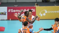 Pemain Jakarta BNI 46 Osmany Camejo dan Sigit Ardian merayakan kemenangan atas Kudus Sukun Badak pada putaran pertama Proliga 2022 di GOR Padepokan Voli Jenderal Polisi Kunarto, Sentul, Bogor, Jumat (28/1). (foto: PBVSI)