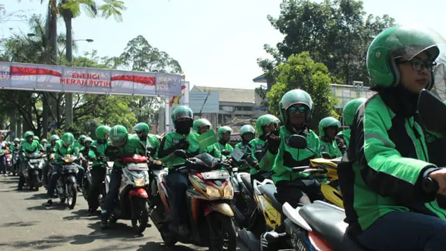 Legenda Sepakbola Alexander Pulalo Meriahkan Kirab Obor ASIAN GAMES 2018 Bersama Ratusan Driver GRAB di Kota Bandung