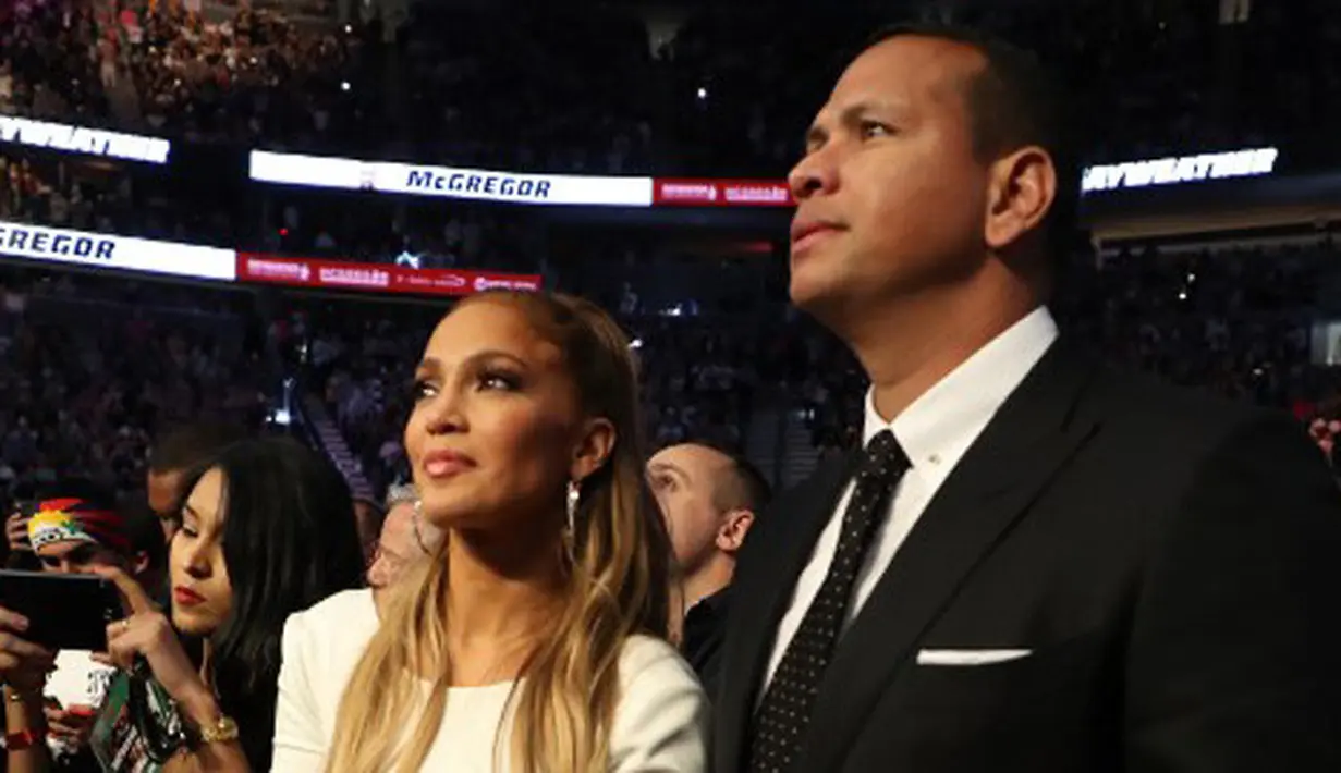 Tidak sendiri, Jlo bersama sang kekasih akan meminta teman-temannya di dunia hiburan dan olahraga untuk ikut serta dalam memberikan bantuan. Marc Anthony, mantan suami Jlo pun juga akan ikut berdonasi. (AFP/Christian Petersen)