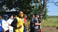 Bakal calon bupati Gunungkidul Mayor Sunaryanto berlari ke KPU untuk mendaftarkan diri sebagai peserta pilkada. (Liputan6.com/Hendro Ary wibowo)