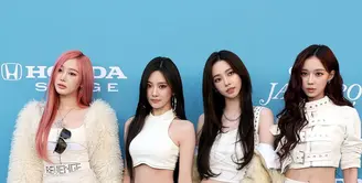 Keempat member aespa, yaitu Karina, Winter, Ningning, dan Giselle, tampil serasi dalam balutan busana futuristik serba putih yang mencerminkan identitas grup mereka. Dengan gaya yang menawan, mereka siap membawakan lagu "Whiplash" versi Inggris, yang semakin menambah antusiasme para penggemar. [@billboard].