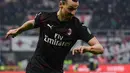 Striker AC Milan, Zlatan Ibrahimovic mengumpan bola saat bertanding melawan Sampdoria pada pertandingan lanjutan Liga Serie A Italia di stadion San Siro (6/1/2020).  Di AC Milan, Ibrahimovic mengenakan nomor punggung 21. (AFP/Miguel Medina)