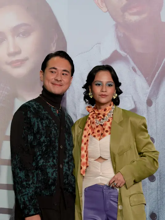 Jerome Kurnia pun juga tampil artsy dengan kalung emas dari The Palace [dok. CMK]