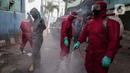 Petugas menyemprotkan Cairan Disinfektan di Pasar Palmerah, Jakarta, Kamis (25/6/2020). Penyemprotan dilakukan guna mencegah dan memutuskan mata rantai penyebaran Covid-19 di Area pasar Palmerah. (Liputan6.com/Johan Tallo)