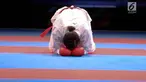 Atlet timnas karateka putri Indonesia, Srunita Sari sujud syukur usai mengalahkan karateka asal Thailand, Paweena Raksachart dengan skor 6-0 dalam nomor kumite bawah 50 kg putri Sea Games 2017, Kuala Lumpur, Malaysia, (22/8). (Liputan6.com/Faizal Fanani)