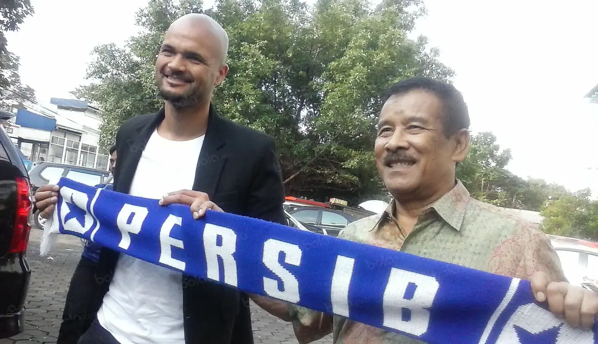 Sergio van Dijk (kiri) berfoto bersama Manager Persib Bandung, Umuh Muchtar di Mess Persib Bandung, Bandung, Rabu (18/5/2016). SvD mundur dari Persib Bandung pada November 2013. (bola.com/Erwin Snaz)