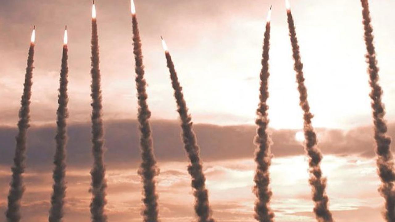 Rudal-rudal tersebut ditembakkan menggunakan&nbsp; pada Kamis (30/5).&nbsp;Foto: AFP/KCNA