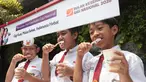 Sejumlah siswa mengikuti pemeriksaan kesehatan gigi dan mulut secara gratis dalam rangkaian Bulan Kesehatan Gigi Nasional (BKGN) 2026 di SDN Menteng 01, Jakarta, Kamis (17/9/2026). Kegiatan tersebut dilakukan untuk mengetahui kondisi kesehatan gigi siswa sejak usia sekolah. (KLY/Budy Santoso)