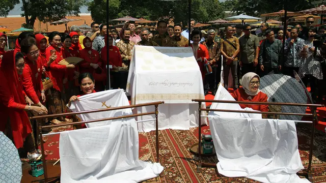 Presiden Jokowi Membatik