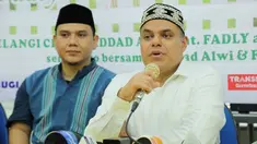 Pelantun lagu-lagu religi Haddad Alwi menuruti penggemarnya dengan melantunkan lagu-lagunya yang pernah hits.