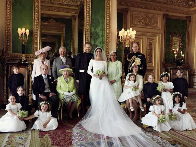 Dalam foto yang dirilis Istana Kensington pada 21 Mei 2018, memperlihatkan foto pernikahan Pangeran Harry dan Meghan Markle di Windsor Castle, Inggris. Harry dan Meghan berfoto bersama anggota keluarga kerajaan. (Alexi Lubomirski/Kensington Palace via AP)