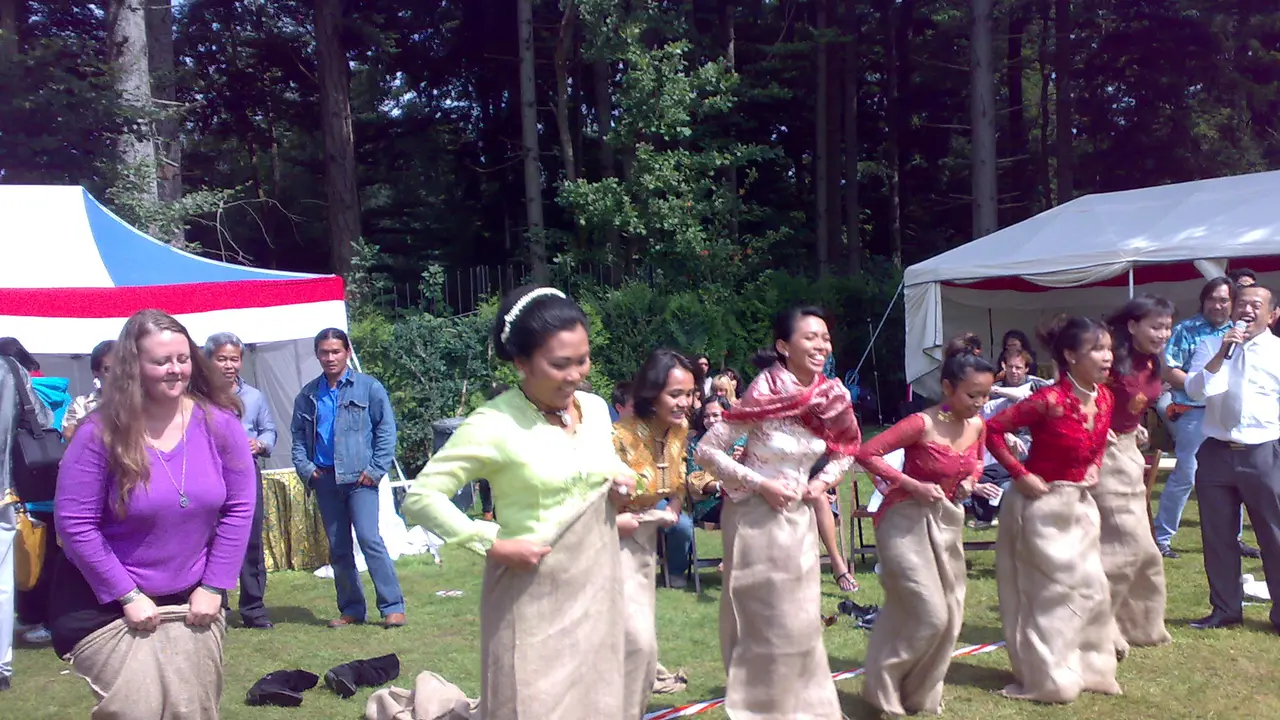 5 Lomba HUT RI ke-70 Unik Ini Sanggup Bikin Kamu Jatuh Terpingkal