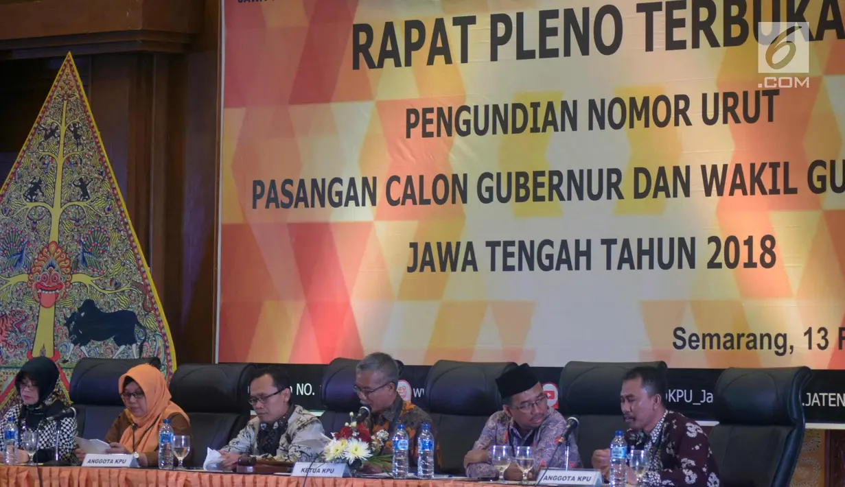KPU Propinsi Jawa Tengah saat menggelar undian nomor pasangan calon di Pilgub Jawa Tengah di Ballroom Hotel Patrajasa Jalan Sisingamangraja, Kota Semarang, Jateng (13/2). (Liputan6.com/Gholib)