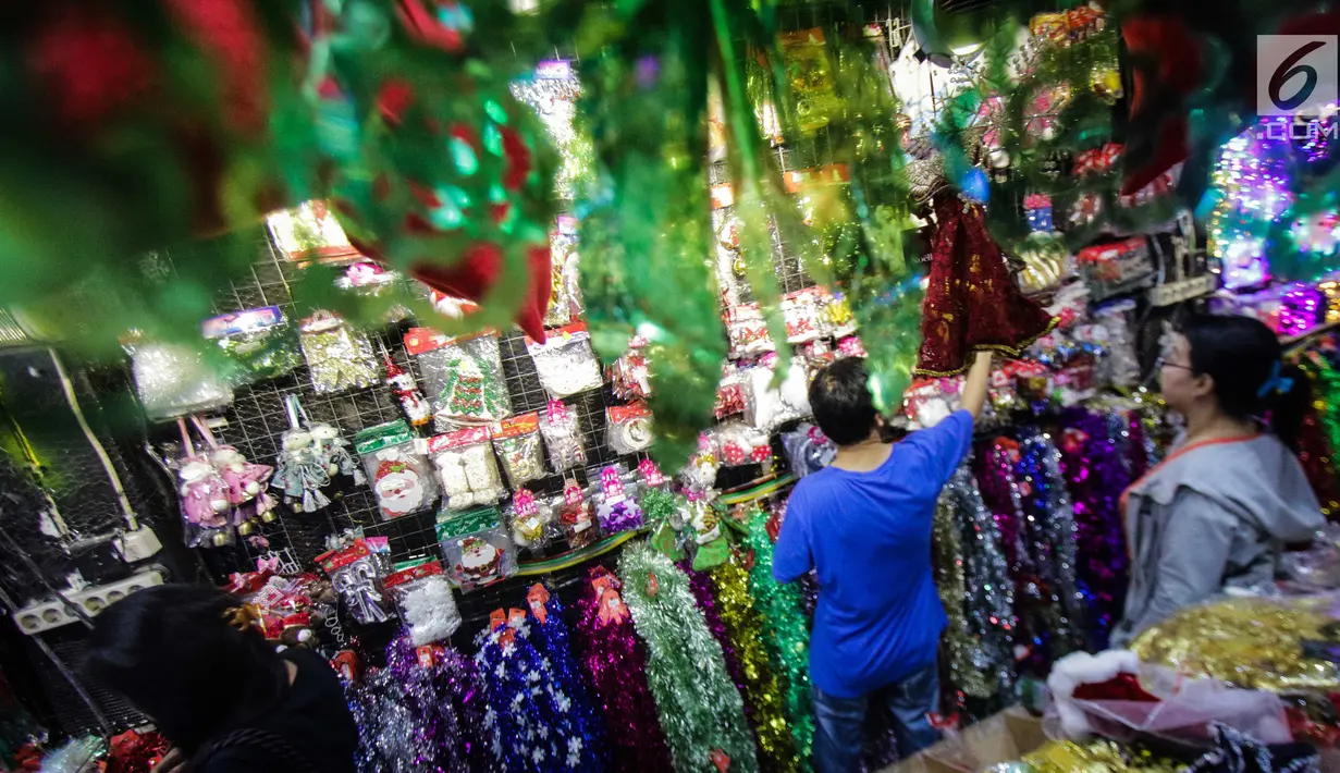Pengunjung memilih pernak-pernik hiasan natal di kawasan Pasar Asemka, Jakarta, Selasa (12/12). Menjelang perayaan Natal penjualan pernak-pernik untuk menghiasi rumah dan pohon Natal mengalami peningkatan dari hari biasa. (Liputan6.com/Faizal Fanani)