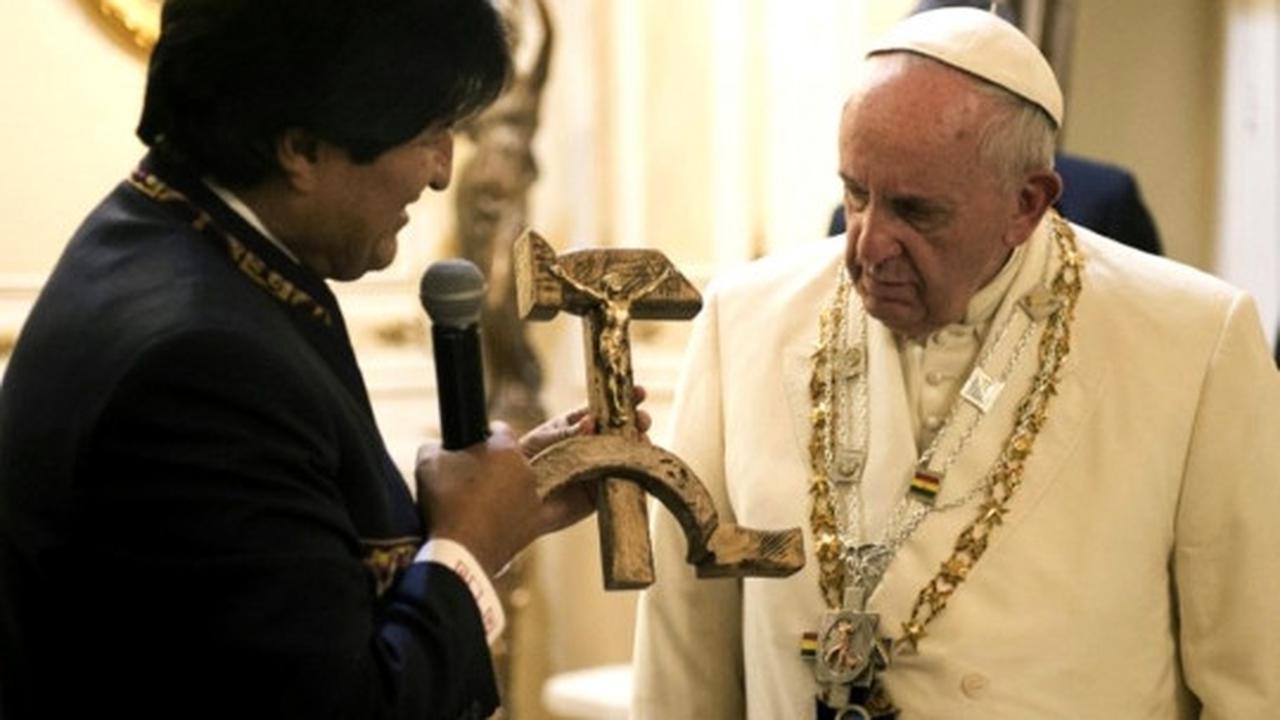 Presiden Evo Morales hadiahi Paus Fransiskus salib palu arit