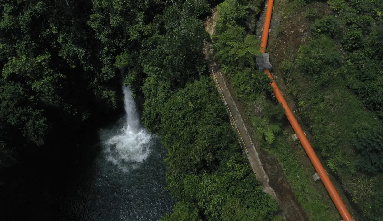 Foto udara pada 1 Mei 2021 menunjukkan Air Terjun Sengkuang, salah satu tempat wisata di samping pipa yang digunakan untuk irigasi air di Kepahiang, Provinsi Bengkulu. Air terjun Mandap Sari Senguang atau lebih dikenal dengan air terjun Sengkuang memiliki tinggi sekitar 25 meter. (ADEK BERRY / AFP)