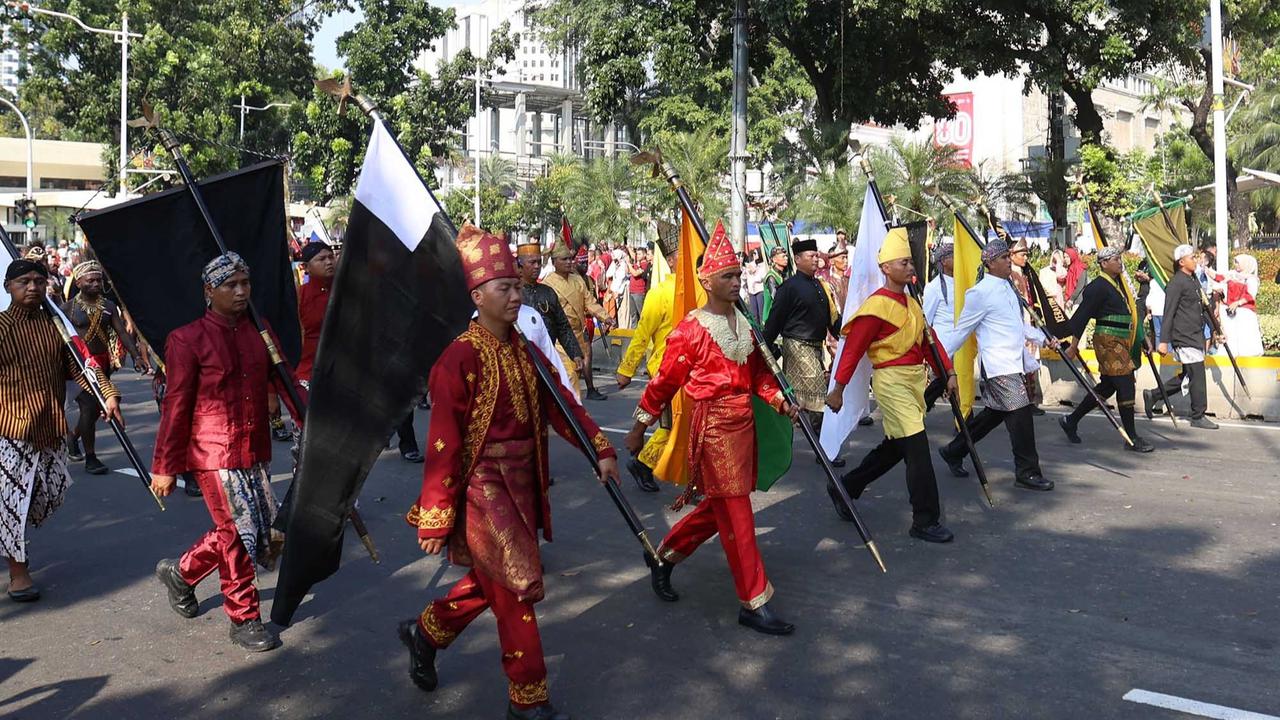 FOTO: Kirab Merah Putih Warnai HUT ke-80 RI di Jakarta