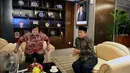 Menteri LHK, Siti Nurbaya Bakar dan Ketua DPR Ade Komarudin saat melakukan pertemuan, Jakarta, Selasa (10/10). Siti Nurbaya menemui Ade Komarudin untuk berkonsultasi terkait proses ratifikasi Paris Agreement on Climate Change. (Liputan6.com/Johan Tallo)