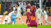 Para pemain Lille merayakan keberhasilan Berke Ozer menghalau tendangan penalti pemain AS Roma pada matchday kedua Liga Europa di Stadion Olimpico, Roma, Kamis (2/10/2025) malam WIB. (AP Photo/Andrew Medichini)