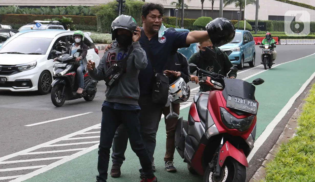 Petugas kepolisian mengamankan sejumlah oknum di kawasan Bundaran HI, Jakarta, Senin (11/4/2022).
Oknum tersebut diamankan karena diduga sebagai penyusup saat demo 11 April yang digelar oleh Badan Eksekutif Mahasiswa Seluruh Indonesia (BEM SI). (Liputan6.com/Herman Zakharia)