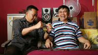 Menteri Pemuda dan Olahraga, Imam Nahrawi (kiri), mendapat sambutan hangat saat menjenguk petinju legendaris Indonesia, Ellyas Pical, di kediamannya, kawasan Perumahan Duta Bintaro, Tangerang, Banten, Jumat (10/3/2017). (Kemenpora.go.id)