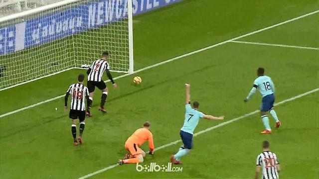 Marc Pugh melakukan selebrasi lebih awal karena menganggap bola tersebut akan masuk. This video is presented by Ballball.