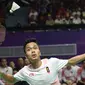 Tunggal putra Indonesia, Anthony Ginting saat melawan pemain China, Shi Yuqi pada final Bulutangkis Beregu Putra Asian Games 2018 di Jakarta, Rabu (22/8). Gim ketiga tidak berakhir lantaran cedera yang dialami Anthony. (Liputan6.com/Helmi Fithriansyah)