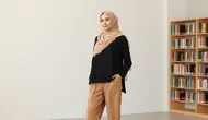 Outfit Kemeja Hitam Wanita Hijab (Sumber: qwen.ai)