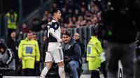 Pemain Juventus, Cristiano Ronaldo, langsung berjalan ke ruang ganti setelah diganti pada laga kontra AC Milan, di Juventus Allianz Stadium, Senin (11/11/2019) dini hari WIB. (AFP/Marco Bertorello)