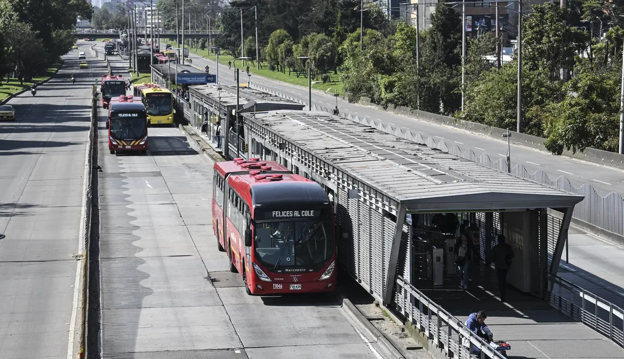 Bus angkutan umum melaju di jalan raya utama selama Car Free Day -hanya bus dan taksi yang diizinkan- di Bogota pada 2 Februari 2023. Kantor Wali Kota Bogota mengatakan acara ini berfungsi untuk "memiliki polusi (CO2) 57% lebih sedikit di lingkungan kita" karena hampir dua juta mobil pribadi dan setengah juta sepeda motor berhenti beredar. (Juan BARRETO / AFP)