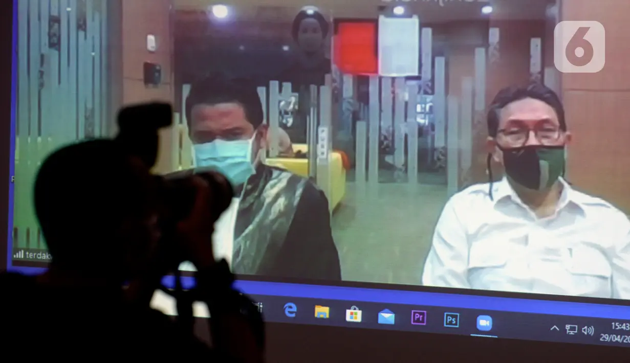 Layar menayangkan terdakwa mantan anggota DPR Sukiman mendengarkan pembacaan putusan dalam sidang secara online di Gedung KPK, Jakarta, Rabu (29/4/2020). Sukiman diduga menerima suap terkait pengurusan dana perimbangan APBN-P 2017 dan APBN 2018 Kabupaten Pegunungan Arfak. (merdeka.com/Dwi Narwoko)