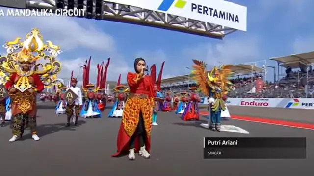 Penyanyi Putri Ariani dipercaya untuk menyanyikan lagu Indonesia Raya saat pembukaan MotoGP Mandalika 2023. (Foto: Tangkapan Layar Youtube MotoGP)