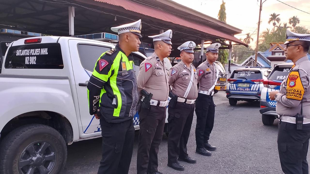 Personel Polres Inhil Bersenjata Api Kawal Pengiriman Logistik Pilkada ke Gudang KPUD