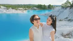 Dalam foto-foto yang diunggah di media sosial, Natasha Wilona jalani liburan bersama sang bunda. Tampil menawan dengan dress putih yang sederhana namun elegan. Dress tersebut memiliki potongan yang ringan dan mengalir, sangat cocok dengan suasana alam yang tenang dan menyejukkan di sekitar Danau Biru. Dengan rambut panjangnya yang dibiarkan terurai alami, Natasha terlihat begitu mempesona, memancarkan aura feminin yang kuat.(Liputan6.com/IG/@natashawilona12)