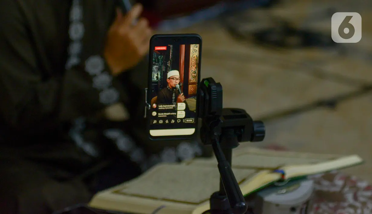 Imam Ustaz H Deden M Ramadhan melakukan tadarus Alquran secara daring atau online di Masjid Agung Sunda Kelapa, Jakarta, Senin (28/4/2020). Pengurus Masjid Agung Sunda Kepala meniadakan kegiatan ibadah di lingkungan masjid selama bulan suci Ramadan 1441 Hijriah. (merdeka.com/Imam Buhori)