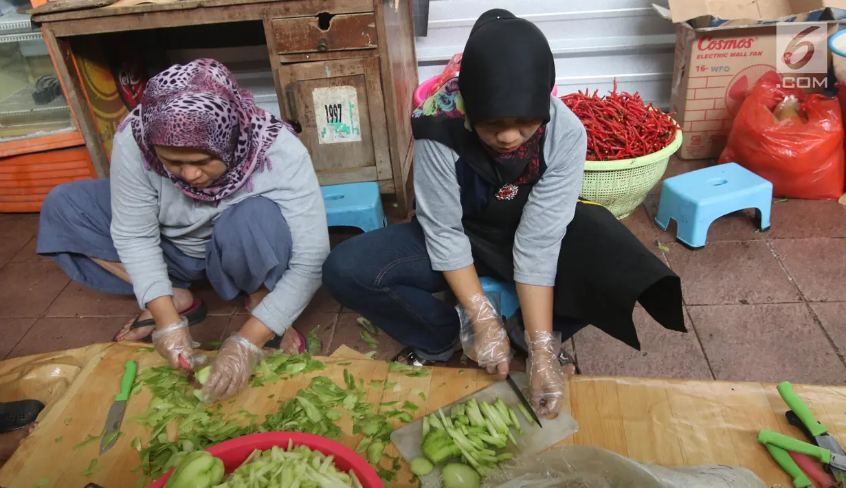 Petugas memotong sayuran untuk persiapan berbuka puasa umat Muslim di dapur umum Masjid Istiqlal, Jakarta, Senin (21/5). Makanan berbuka puasa ini dibagikan untuk para jamaah dari berbagai kalangan di masjid Istiqlal. (Liputan6.com/Arya Manggala)